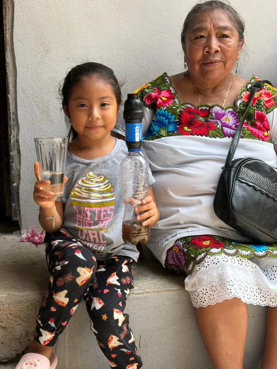 Familia de una comunidad de la península recibiendo un filtro de agua donado tras la actividad de impacto social