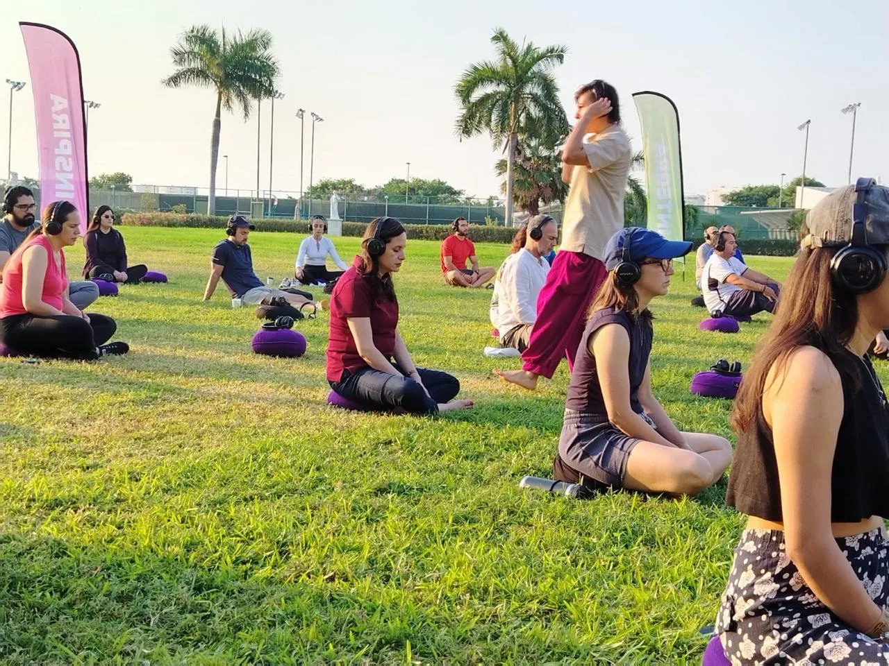 Sesión de meditación guiada al aire libre con audio binaural para un grupo corporativo