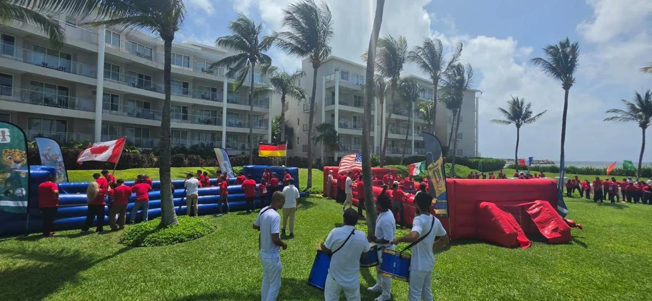 Batucada en vivo y campos inflables durante una convención corporativa en Cancún