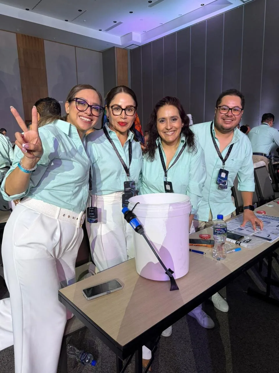 Equipo de Laboratorios Silanes ensamblando filtros de agua durante su congreso nacional en Cancún