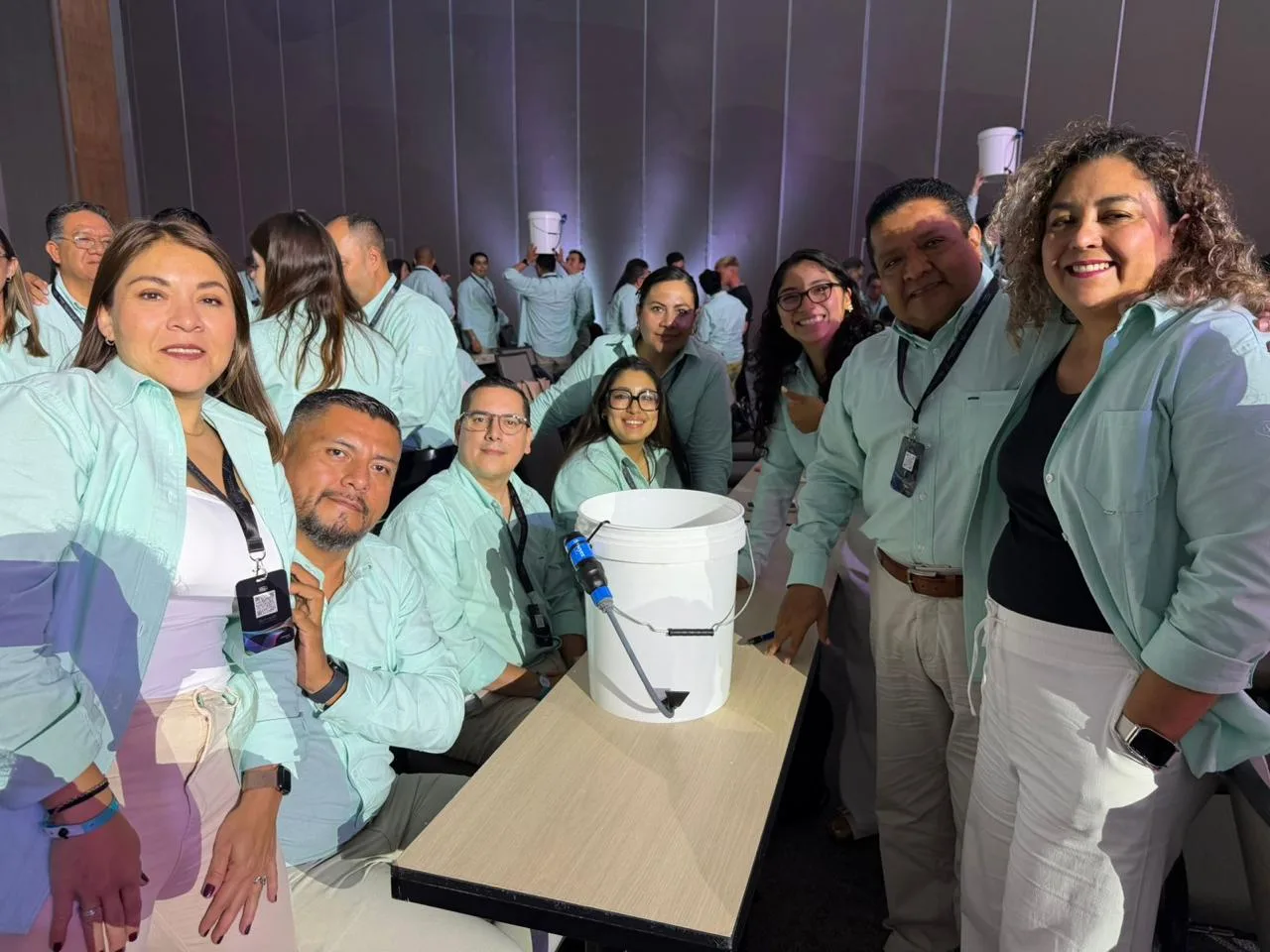 Participantes con filtros de agua armados en la actividad Compartamos Agua de TEAMS en Cancún